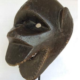 Rosa Amorós. Máscara Bambara, Mali, madera bruñida. Colección particular.