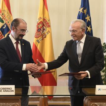 El presidente del Gobierno de Aragón, Francisco Javier Lambán, y el presidente de la Fundación ”la Caixa”, Isidro Fainé, tras la firma del acuerdo marco que recoge la colaboración entre ambas instituciones en materia social, educativa y cultural.