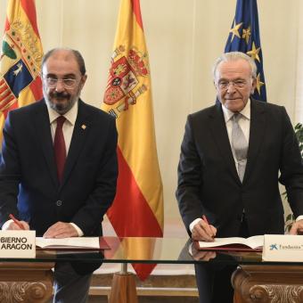 El presidente del Gobierno de Aragón, Francisco Javier Lambán, y el presidente de la Fundación ”la Caixa”, Isidro Fainé, han firmado el acuerdo marco que recoge la colaboración entre ambas instituciones en materia social, educativa y cultural.