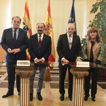 De izquierda a derecha: Carlos Pérez Anadón, consejero de Hacienda; Javier Lambán, presidente del Gobierno de Aragón; Isidro Fainé, presidente de la Fundación ”la Caixa”, y Sandra Usón, delegada de la Fundación ”la Caixa” en Aragón.