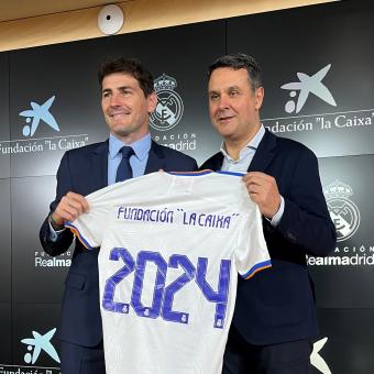 Iker Casillas, adjunto al director general de la Fundación Real Madrid, y Xavier Bertolín, director corporativo del Área de Marketing y Educación de Fundación ”la Caixa”, durante la presentación de la firma del acuerdo.