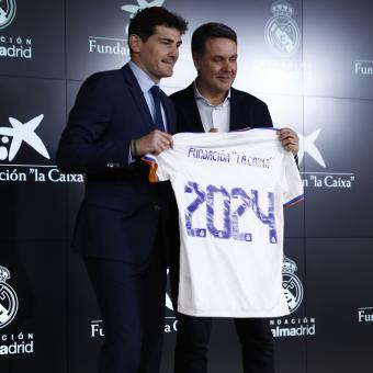Iker Casillas, adjunto al director general de la Fundación Real Madrid, y Xavier Bertolín, director corporativo del Área de Marketing y Educación de Fundación ”la Caixa”, en un momento de la firma del acuerdo.
