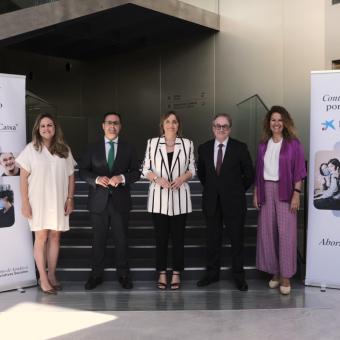 De izquierda a derecha: la delegada de la Fundación ”la Caixa” en Cádiz y Huelva, Mirian Mateos; el director de CaixaForum Sevilla, Moisés Roiz; la directora territorial de CaixaBank en Andalucía Occidental y Extremadura, María Jesús Catalá; el subdirector general de la Fundación ”la Caixa”, Marc Simón, y la delegada de la Fundación ”la Caixa” en Sevilla y Córdoba, Yolanda López, durante la presentación en Sevilla.