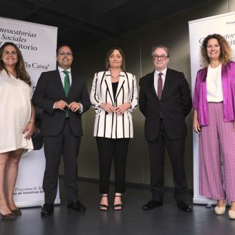 De izquierda a derecha: la delegada de la Fundación ”la Caixa” en Cádiz y Huelva, Mirian Mateos; el director de CaixaForum Sevilla, Moisés Roiz; la directora territorial de CaixaBank en Andalucía Occidental y Extremadura, María Jesús Catalá; el subdirector general de la Fundación ”la Caixa”, Marc Simón, y la delegada de la Fundación ”la Caixa” en Sevilla y Córdoba, Yolanda López, durante la presentación en Sevilla.