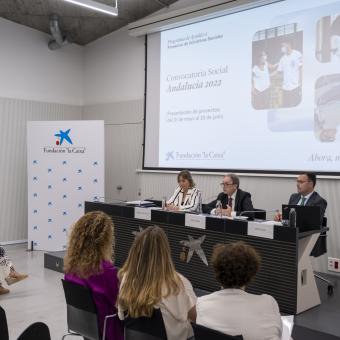 De izquierda a derecha:  la directora territorial de CaixaBank en Andalucía Occidental y Extremadura, María Jesús Catalá; el subdirector general de la Fundación ”la Caixa”, Marc Simón, y el director de CaixaForum Sevilla, Moisés Roiz.