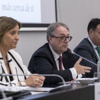 De izquierda a derecha:  la directora territorial de CaixaBank en Andalucía Occidental y Extremadura, María Jesús Catalá; el subdirector general de la Fundación ”la Caixa”, Marc Simón, y el director de CaixaForum Sevilla, Moisés Roiz.