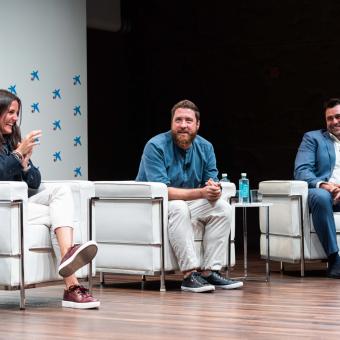 La profesional de instituciones penitenciarias, Cristina Ibáñez; el técnico del programa Reincorpora, Carlos García, y el empresario del Grupo Premium, José Manuel Montalvo, durante la jornada de Reincorpora en CaixaForum Madrid.