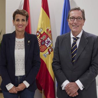 La Presidenta de Navarra, María Chivite, y el director general de la Fundación ”la Caixa”, Antonio Vila Bertrán, tras la firma en Pamplona del acuerdo marco.