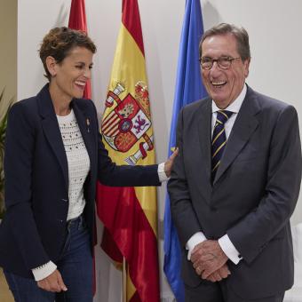 La Presidenta de Navarra, María Chivite, y el director general de la Fundación ”la Caixa”, Antonio Vila Bertrán, tras la firma del acuerdo marco.