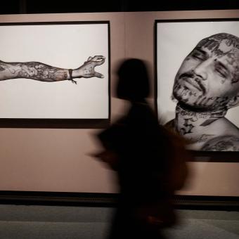 La muestra Tattoo. Arte bajo la piel analiza los usos del tatuaje en distintas épocas y culturas y el papel social que desempeña esta práctica ancestral.