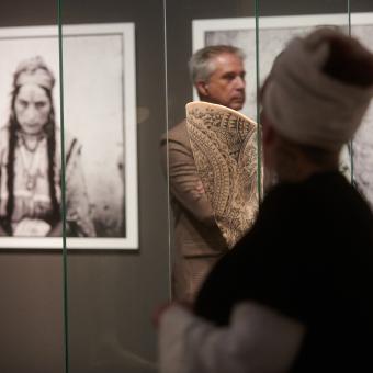 Producida y organizada por el Musée du quai Branly – Jaques Chirac de París y la Fundación ”la Caixa’’, suma más de 240 piezas de todo el mundo entre pinturas, dibujos, libros, siliconas con tinta, herramientas para tatuar, máscaras, fotografías, sellos y 9 audiovisuales.