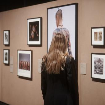 La muestra explora desde un enfoque antropológico inédito los distintos usos del tatuaje a lo largo de la historia y el papel social que desempeña esta práctica ancestral en las culturas del mundo.