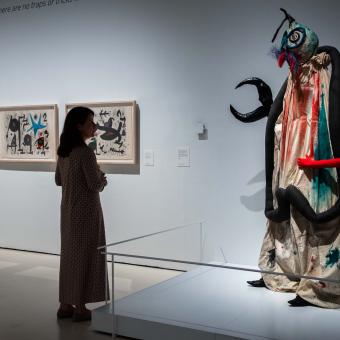 La muestra Dioses, Magos y Sabios. Las colecciones privadas de los artistas se podrá visitar hasta el 20 de agosto de 2023 en CaixaForum Madrid.