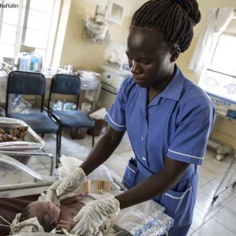 A nurse cares for a newborn baby in South Sudan. © UNICEF_UNIUN0159225_Naftalin.