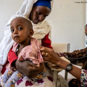 Neela with her daughter Kia at a clinic in Ethiopia. © Save the Children.