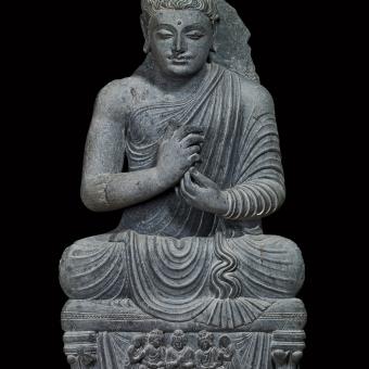 Figura asseguda de Buda, esquist, segles II-III dC, Gandhara, nord-oest del Pakistan. © Trustees of the British Museum.