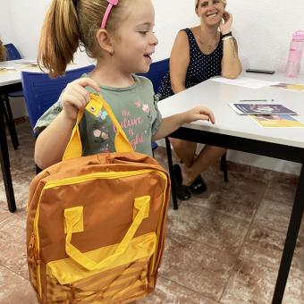 Coincidint amb l’inici de curs el Programa CaixaProinfància lliura kits escolars a través de més de 200 entitats catalanes.