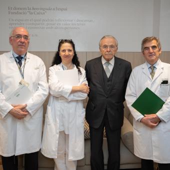 D’esquerra a dreta: el director Unitat de Suport i Cures Pal·liatives en Càncer de l’hospital Clínic Barcelona, Albert Tuca; la infermera de la Unitat de Suport i Cures Pal.liatives en Càncer de l’hospital Clínic Barcelona; el president de la Fundació ”la Caixa”, Isidre Fainé, i el director general de l’hospital Clínic Barcelona, Josep M. Campistol, han visitat el nou Espai Fundació ”la Caixa” d’Atenció Integral. @ Francisco Avia.
