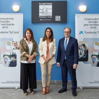 De izquierda a derecha: la delegada de la Fundación ”la Caixa” en Navarra, Izaskun Azcona; la directora territorial Ebro de CaixaBank, Isabel Moreno, y el subdirector general de la Fundación ”la Caixa”, Marc Simón.