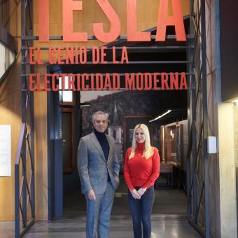 El director de CaixaForum Zaragoza, Ricardo Alfós, y la directora del Nikola Tesla Museum, Ivona Jevtic, han presentado la exposición Nikola Tesla. El genio de la electricidad moderna.