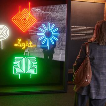 En la Exposición de Universal Colombina de Chicago Tesla presentó innovadores rótulos luminosos que causaron sensación.