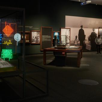 Vista general de la sala de la exposición sobre Nikola Tesla en CaixaForum Zaragoza.