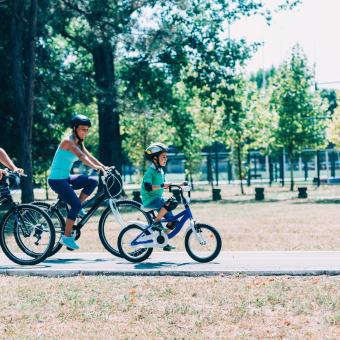 El estudio ha encontrado que en las zonas en las que los niños y niñas disponían de más espacios verdes, también aumentaba el transporte activo. © Shutterstock – Microgen.