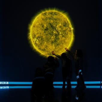 Visitante en la exposición El Sol. Viviendo con nuestra estrella en el Museo de la Ciencia CosmoCaixa.