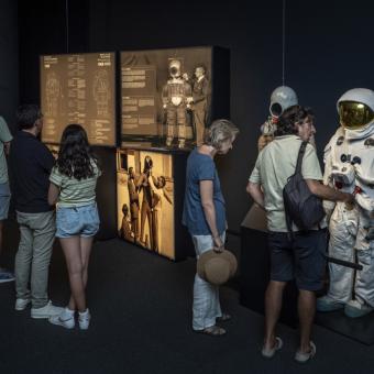 Visitantes a la exposición Apollo 11. La llegada del hombre a la Luna en CaixaForum Tarragona.