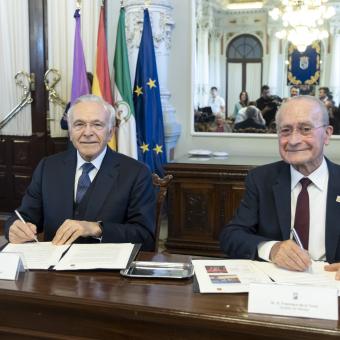 El alcalde de Málaga, Francisco de la Torre, y el pr”la Caixa”, Isidro Fainé, han firmado un acuerdo para establecer un nuevo centro cultural CaixaForum en Málaga.