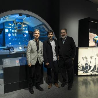 D’esquerra a dreta: Álvaro Borrás, director de CaixaForum València; Javier Hidalgo, cap d’Exposicions de Ciència de la Fundació ”la Caixa”, i Rafael Clemente, assessor científic de la mostra, han presentat l'exposició Apollo 11. L’arribada de l’home a la Lluna.
