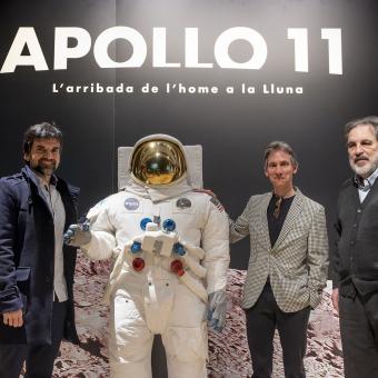 D’esquerra a dreta: Javier Hidalgo, cap d’Exposicions de Ciència de la Fundació ”la Caixa”; Álvaro Borrás, director de CaixaForum València, i Rafael Clemente, assessor científic de la mostra, han presentat l'exposició Apollo 11. L’arribada de l’home a la Lluna.