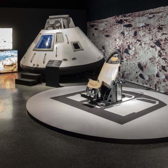 La exposición contiene una réplica del módulo de mando del Apollo 11 y de uno de sus asientos.