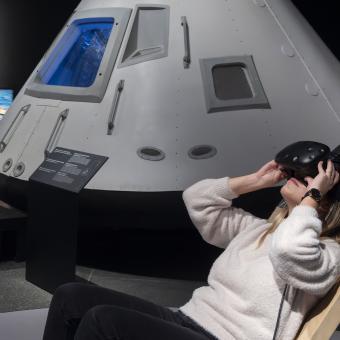 Experiencia de realidad virtual en el asiento del módulo de mando del Apollo 11.