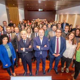 En el centro de la imagen, el delegado de la Fundación ”la Caixa” en Extremadura, Santiago Cambero, acompañado por el director territorial de CaixaBank en Castilla-La Mancha y Extremadura, Jaime Campos (izquierda); y el vicepresidente segundo y consejero de Sanidad y Servicios Sociales de la Junta de Extremadura, José María Vergeles (derecha).