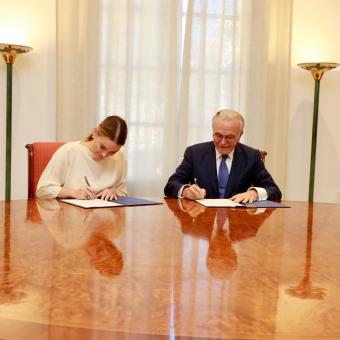 La presidenta del Govern de les Illes Balears, Margalida Prohens, i el president de la Fundació ”la Caixa”, Isidre Fainé, durant la signatura a Palma.