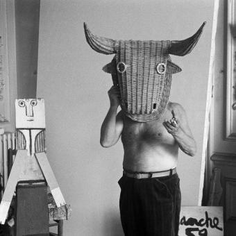 Picasso con una máscara de toro de mimbre. Cannes 1959. © Edward Quinn.