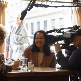 La directora Bernadette Wegenstein con Marin Alsop en el Cafe Sperl de Viena.