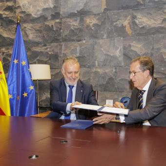 El presidente del Gobierno de Canarias, Ángel Víctor Torres, y el director general de la Fundación ”la Caixa”, Antonio Vila Bertrán, durante la firma del convenio.