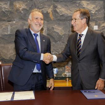 El presidente del Gobierno de Canarias, Ángel Víctor Torres, y el director general de la Fundación ”la Caixa”, Antonio Vila Bertrán, tras la firma del convenio.