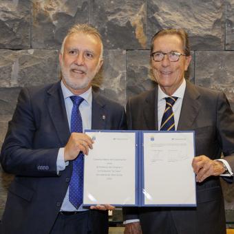 El presidente del Gobierno de Canarias, Ángel Víctor Torres, y el director general de la Fundación ”la Caixa”, Antonio Vila Bertrán, muestran el acuerdo alcanzado.