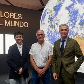 De izquierda a derecha: el jefe de Exposiciones de Ciencia de la Fundación ”la Caixa”, Javier Hidalgo; el comisario de la exposición, Rubén Duro, y el director de CaixaForum Zaragoza, Ricardo Alfós, en la inauguración de la exposición Colores del mundo en CaixaForum Zaragoza.