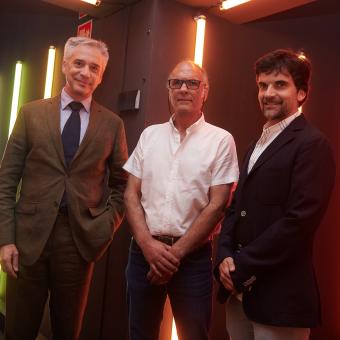 De izquierda a derecha: el director de CaixaForum Zaragoza, Ricardo Alfós; el comisario de la exposición, Rubén Duro, y el jefe de Exposiciones de Ciencia de la Fundación ”la Caixa”, Javier Hidalgo, han inaugurado en CaixaForum Zaragoza la exposición Colores del mundo.