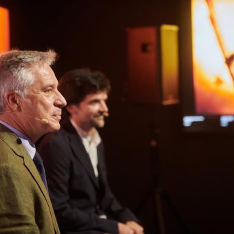 El director de CaixaForum Zaragoza, Ricardo Alfós, y el jefe de Exposiciones de Ciencia de la Fundación ”la Caixa”, Javier Hidalgo, durante la inauguración en CaixaForum Zaragoza.