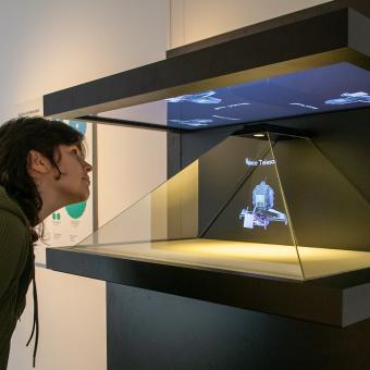 La exposición analiza los usos de los espejos por la exploración espacial, destacando el telescopio James Webb.