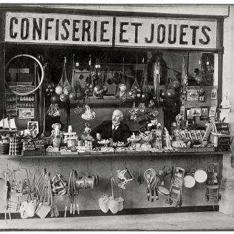 Georges Méliès en su tienda de juguetes de la estación de Montparnasse, c. 1930. La Cinémathèque française. Foto Stéphane Dabrowski.