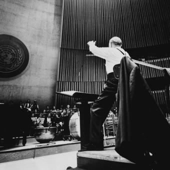 Pau Casals dirigint l'orquestra per a la presentació del nou Himne per a les Nacions Unides a 1971.