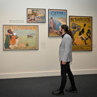 La exposición descubre los orígenes del cartel artístico moderno como obra de arte y como reclamo publicitario en el marco de la sociedad en transformación alrededor del 1900.