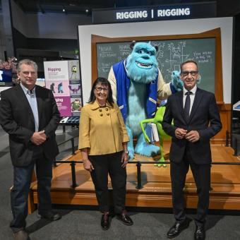 De izquierda a derecha: el manager de producción e instalación de exposiciones del Museum of Science de Boston, Peter Garland; la directora general adjunta de la Fundación ”la Caixa”, Elisa Durán, y el director del Museo de la Ciencia CosmoCaixa, Valentí Farràs, han presentado la muestra  La Ciencia de Pixar.