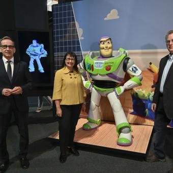 De izquierda a derecha: el director del Museo de la Ciencia CosmoCaixa, Valentí Farràs; la directora general adjunta de la Fundación ”la Caixa”, Elisa Durán, y el manager de producción e instalación de exposiciones del Museum of Science de Boston, Peter Garland, han presentado La Ciencia de Pixar.